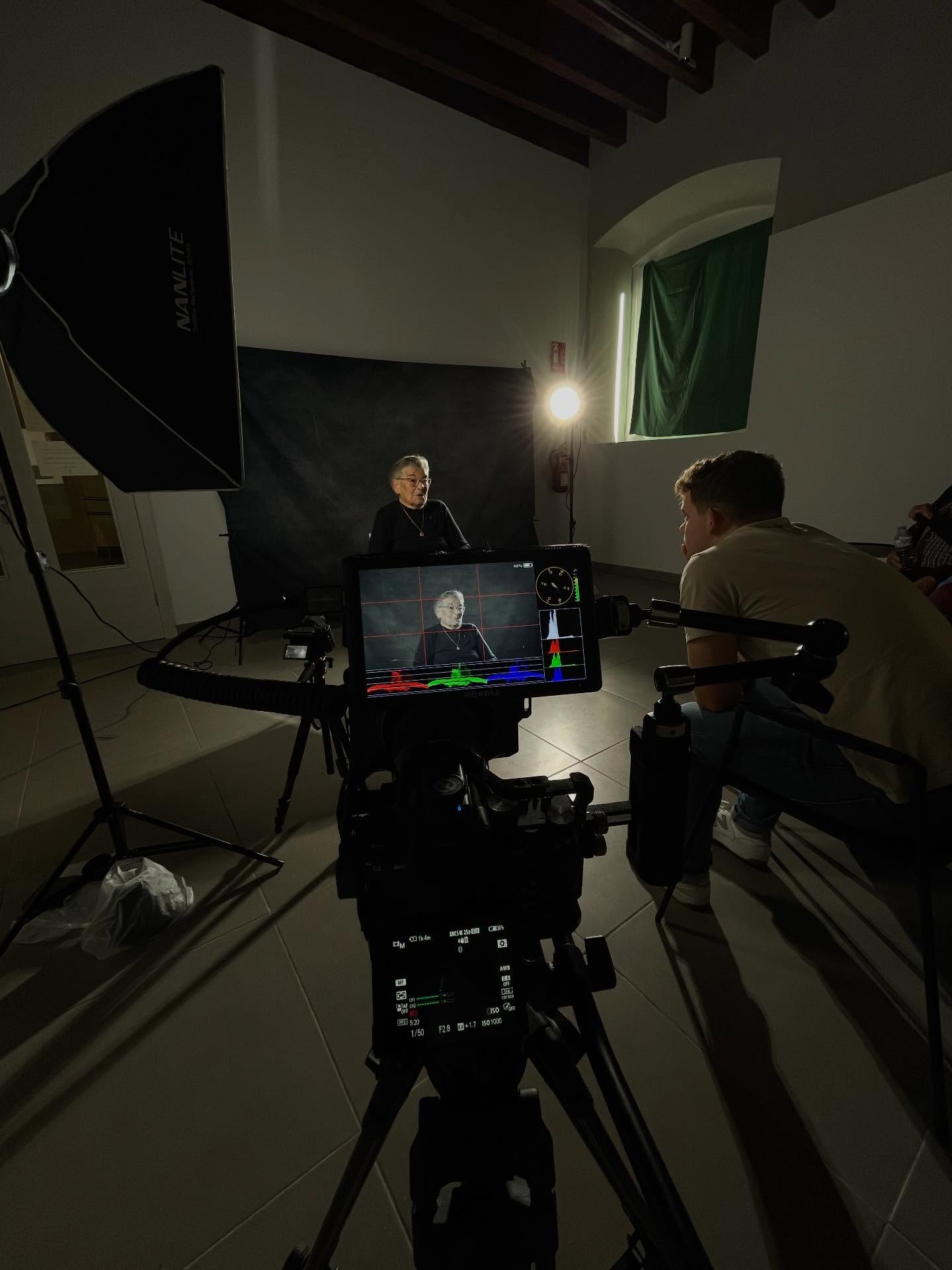 Rodatge d'una entrevista documental amb il·luminació de plató d'El Gamatzem